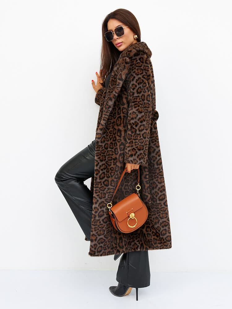 Девушка в леопардовой шубе с сумочкой
